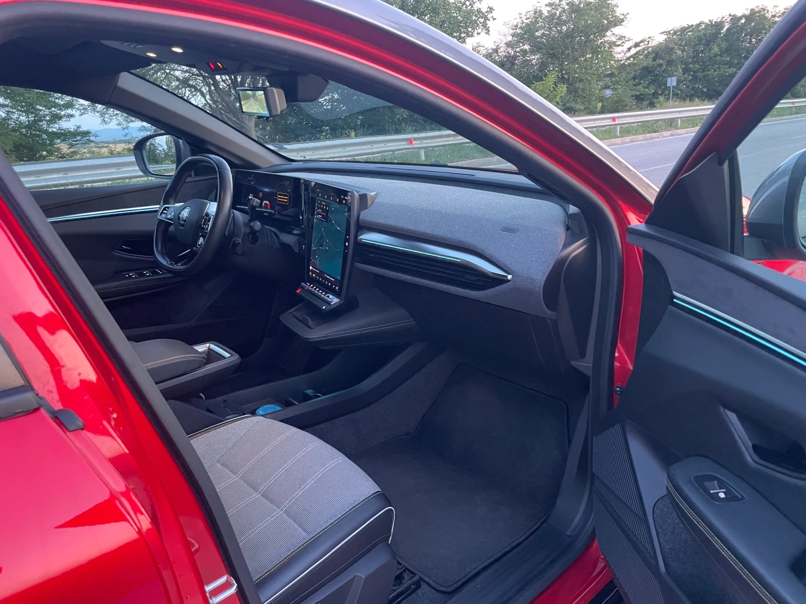 Renault Megane E-TECH/ГАРАНЦИЯ/AMBIENT/GOOGLE/HARMAN.KARDON/360, снимка 6 - Автомобили и джипове - 55182339