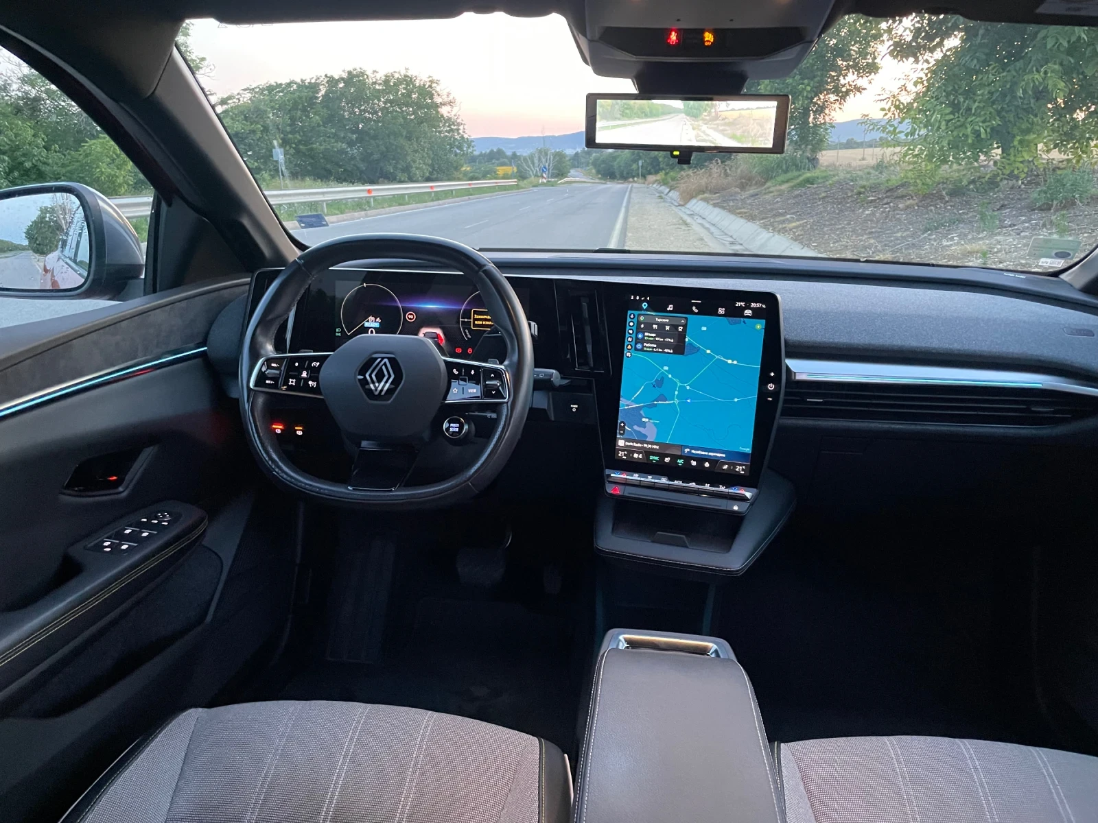 Renault Megane E-TECH/ГАРАНЦИЯ/AMBIENT/GOOGLE/HARMAN.KARDON/360, снимка 9 - Автомобили и джипове - 55182339