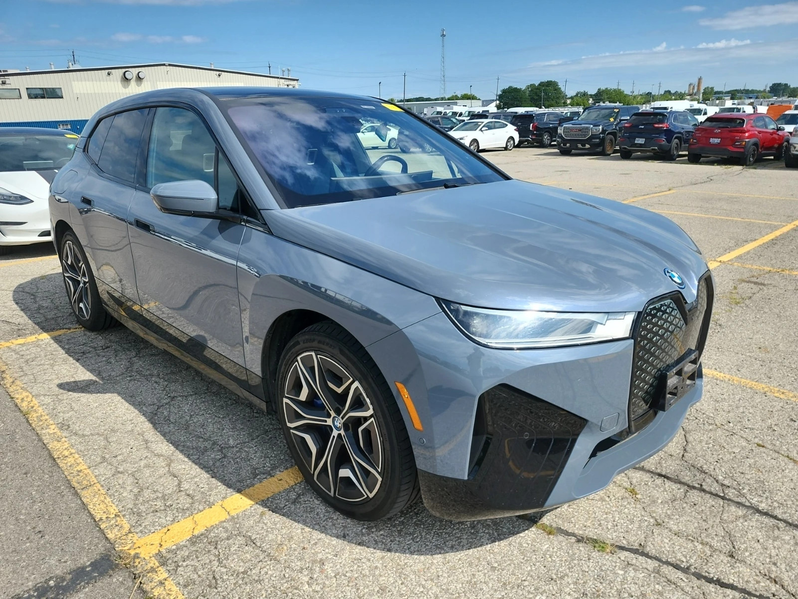 BMW iX M-pack* REAR STEERING* ПОДГРЕВ* HARMAN* SKYLOUNGE, снимка 3 - Автомобили и джипове - 55741808