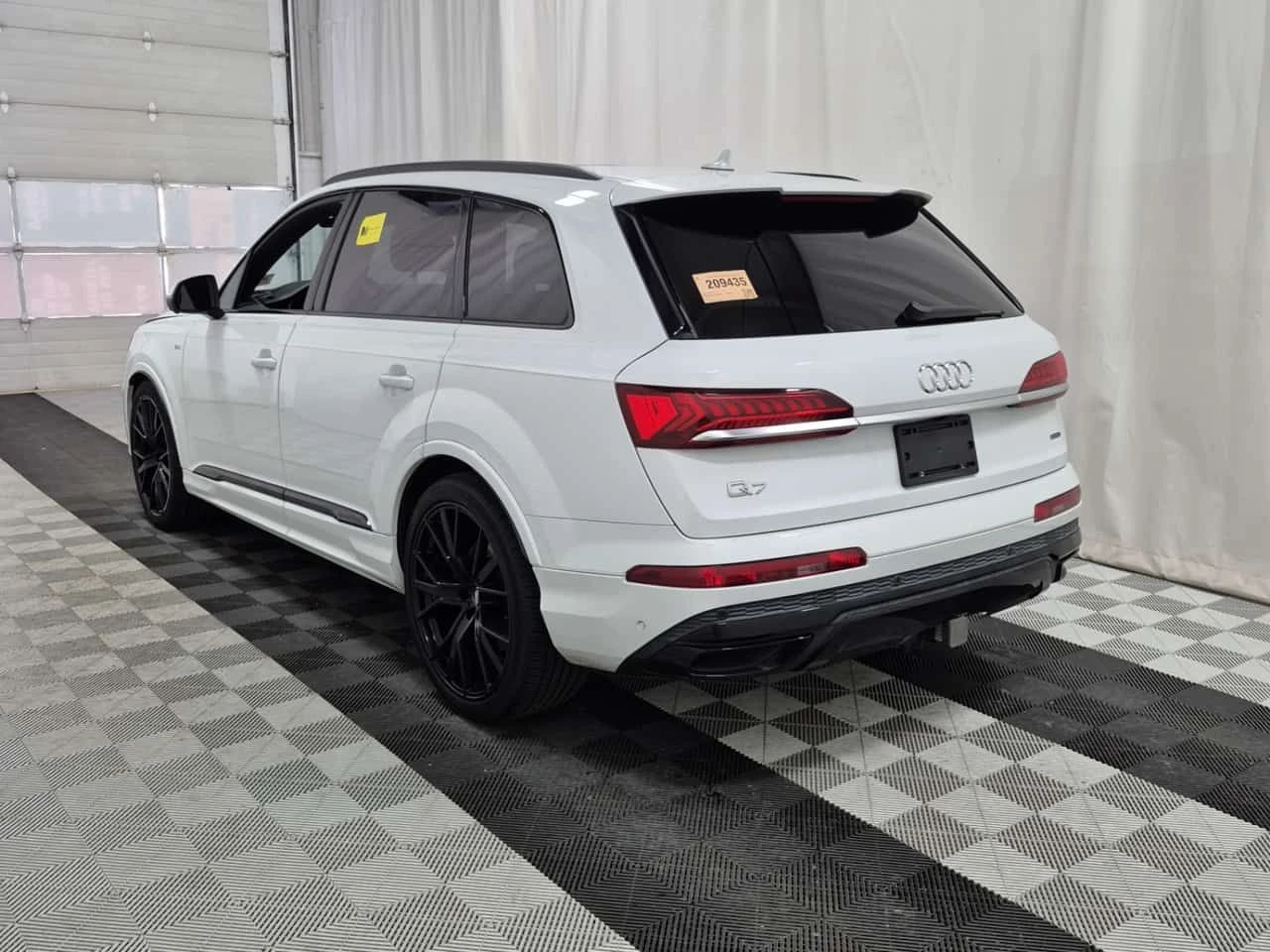 Audi Q7 * Technik* S-line* DISTRONIC* ОБДУХВАНЕ* АМБИЕНТНО, снимка 4 - Автомобили и джипове - 54440249