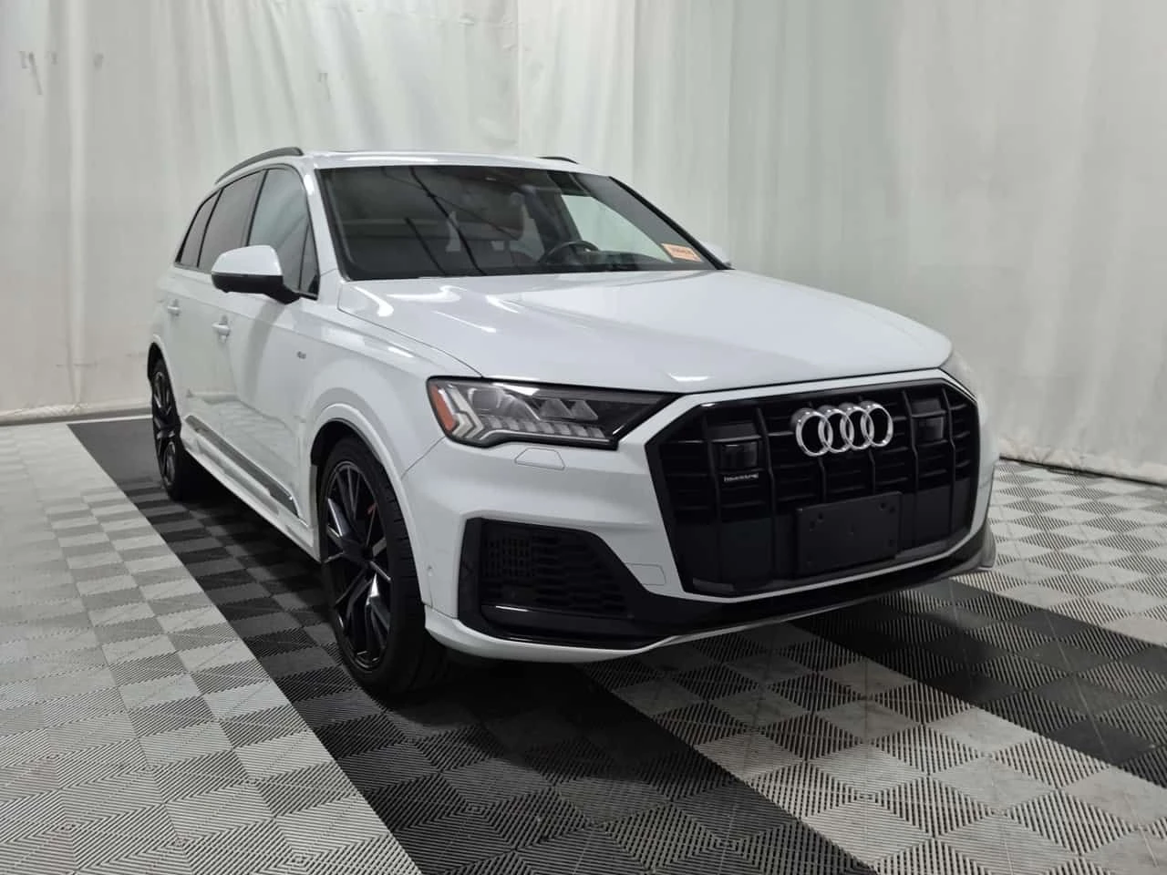 Audi Q7 * Technik* S-line* DISTRONIC* ОБДУХВАНЕ* АМБИЕНТНО, снимка 2 - Автомобили и джипове - 54440249