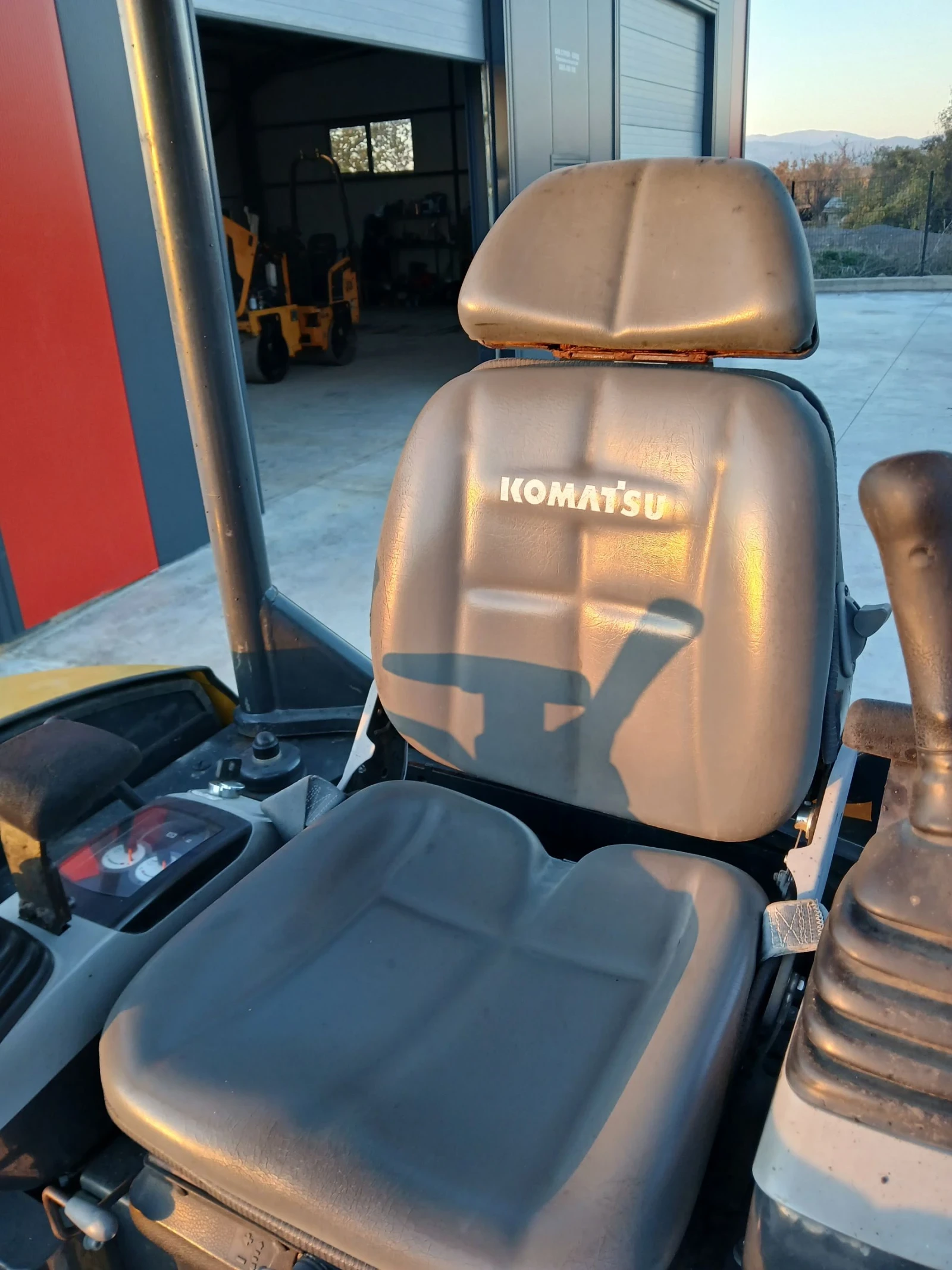 Багер Komatsu PC22MR-3 - изображение 3