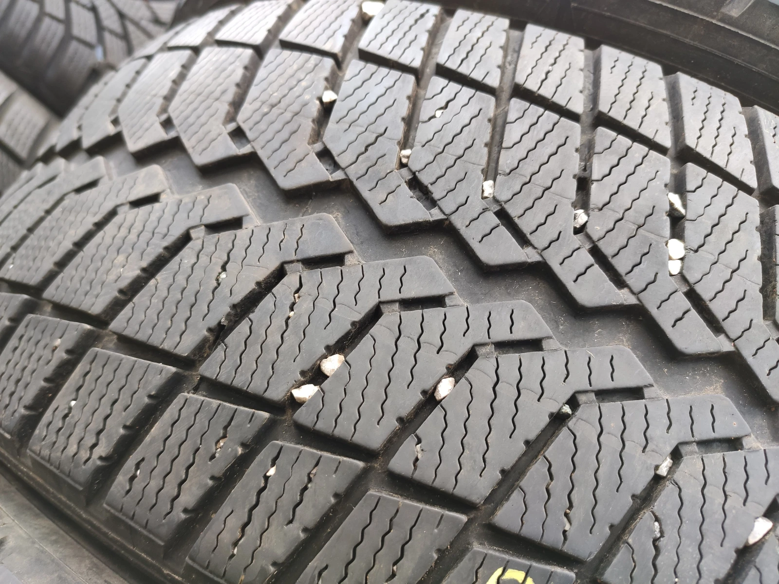 Гуми Зимни 215/60R16