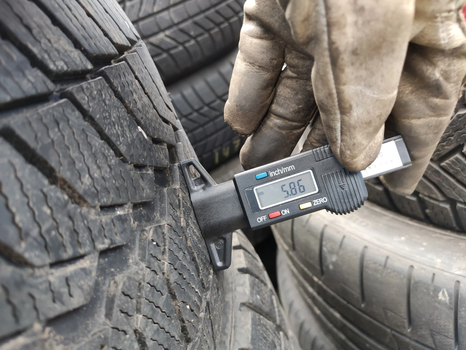 Гуми Зимни 215/60R16, снимка 8 - Гуми и джанти - 54735148