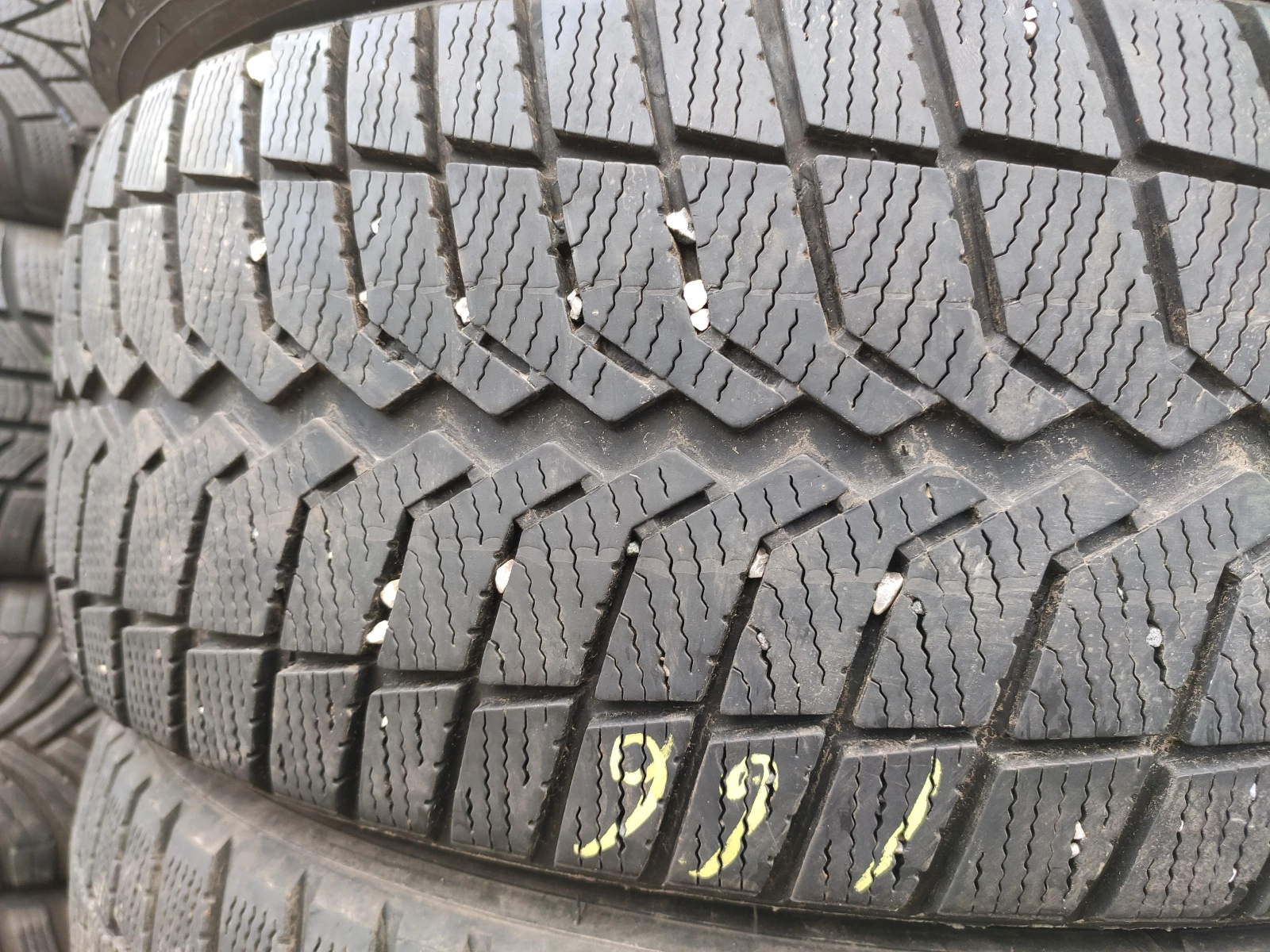 Гуми Зимни 215/60R16, снимка 4 - Гуми и джанти - 54735148