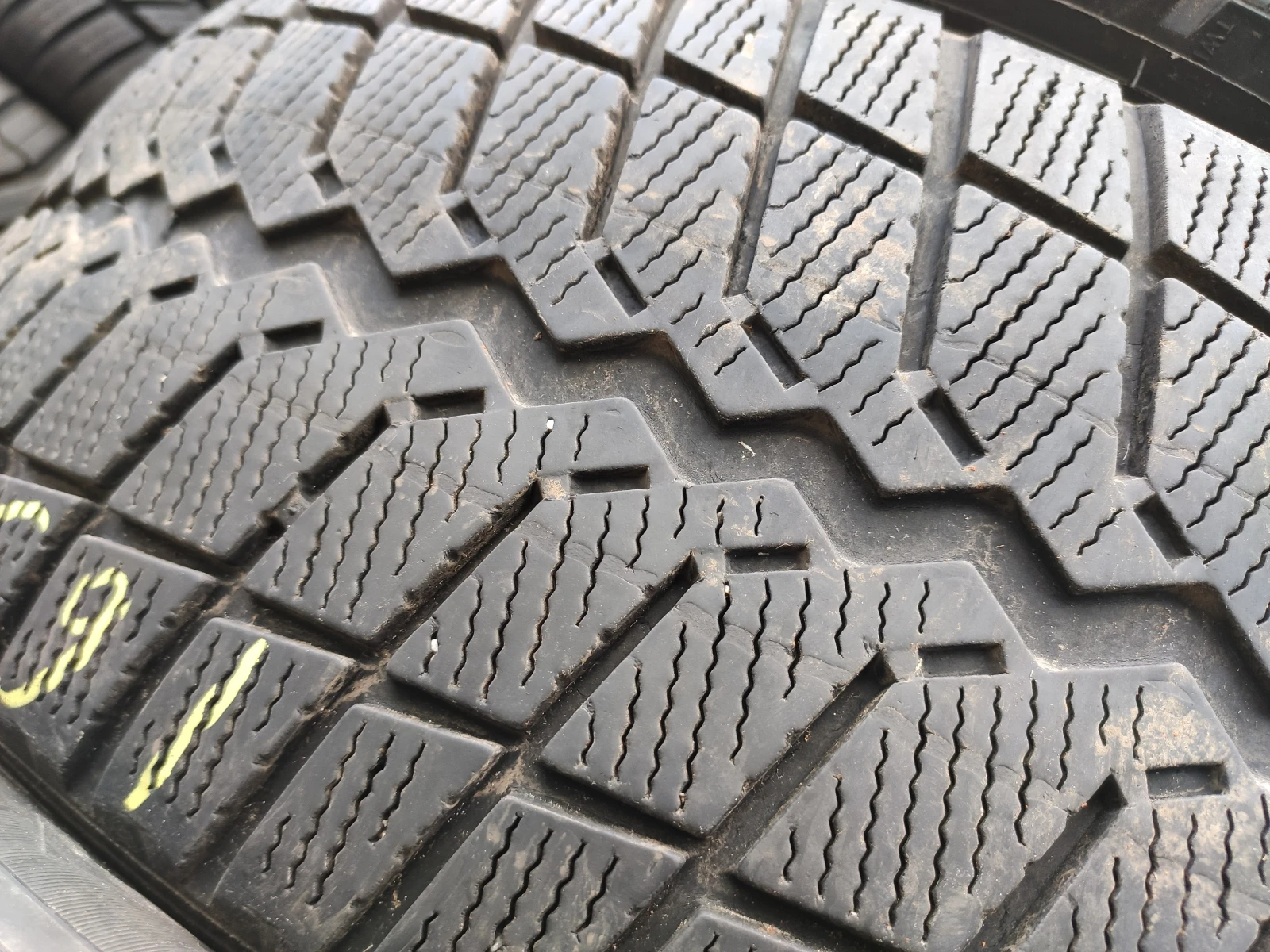 Гуми Зимни 215/60R16, снимка 2 - Гуми и джанти - 54735148