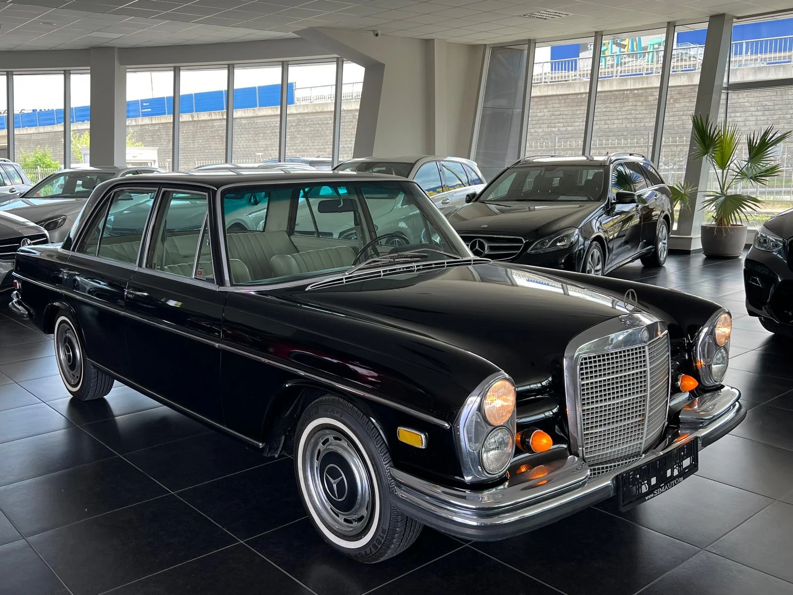 Mercedes-Benz 280 SE W108 180кс Автомат. Климатик Обслужен Перфектен - изображение 2