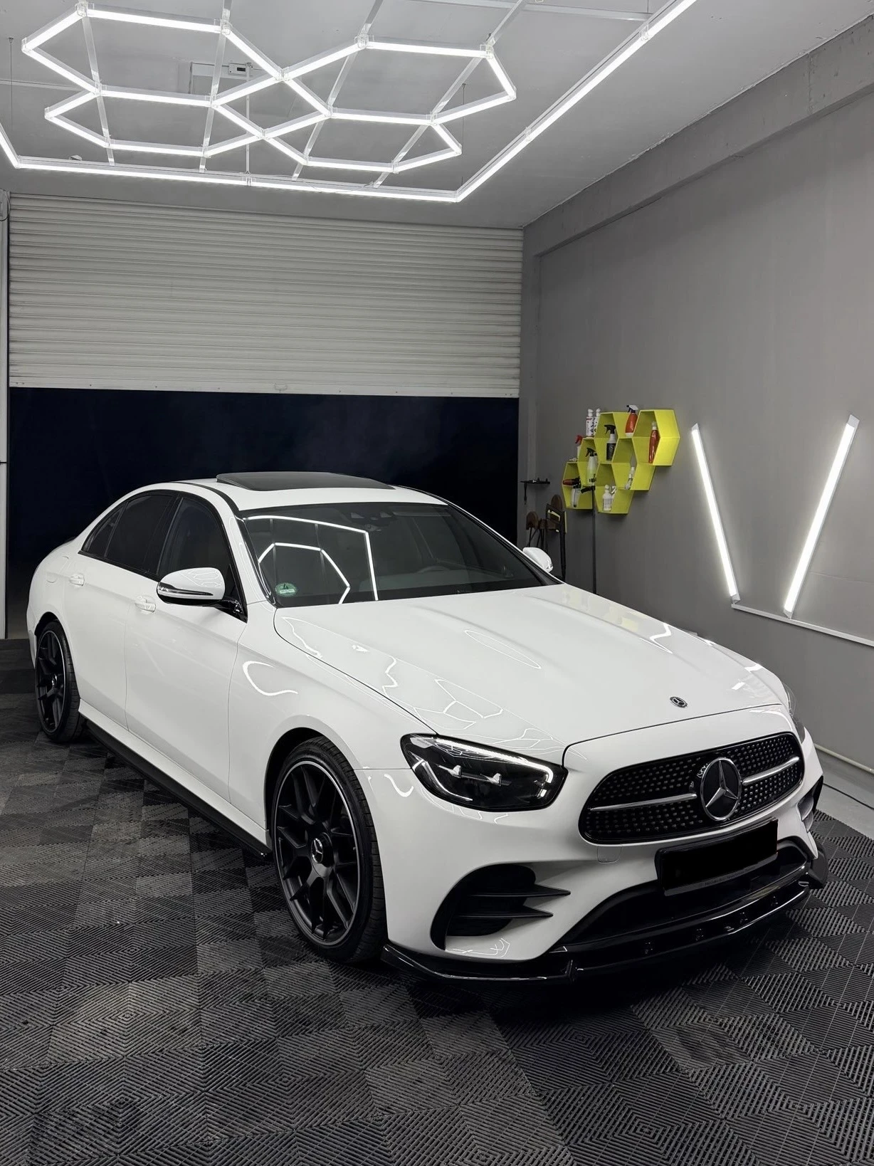 Mercedes-Benz E 220 Facelift, AMG Line, снимка 2 - Автомобили и джипове - 54111603