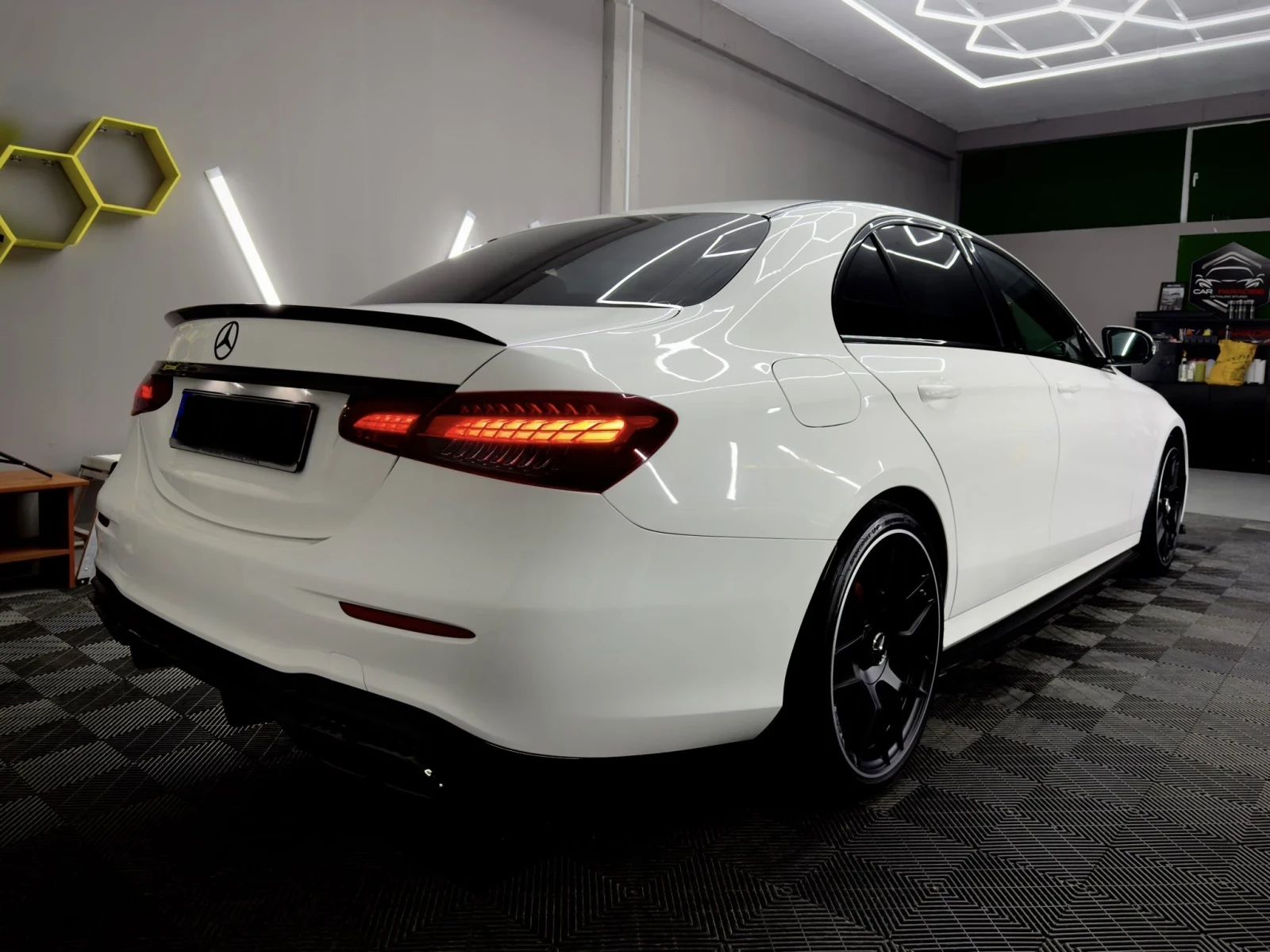 Mercedes-Benz E 220 Facelift, AMG Line, снимка 16 - Автомобили и джипове - 54111603