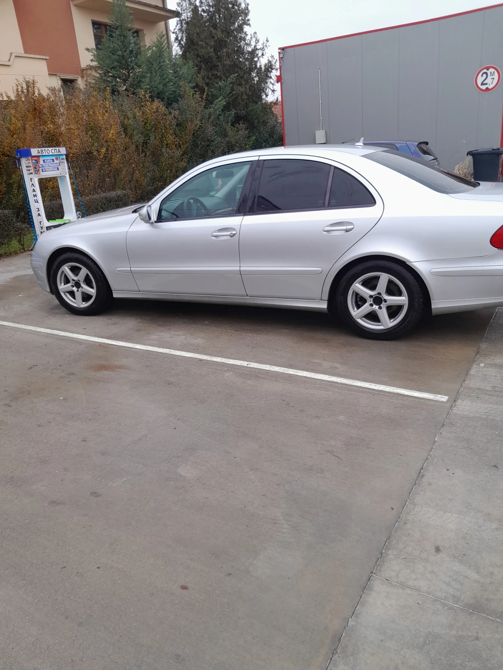 Mercedes-Benz E 220, снимка 4 - Автомобили и джипове - 55037964