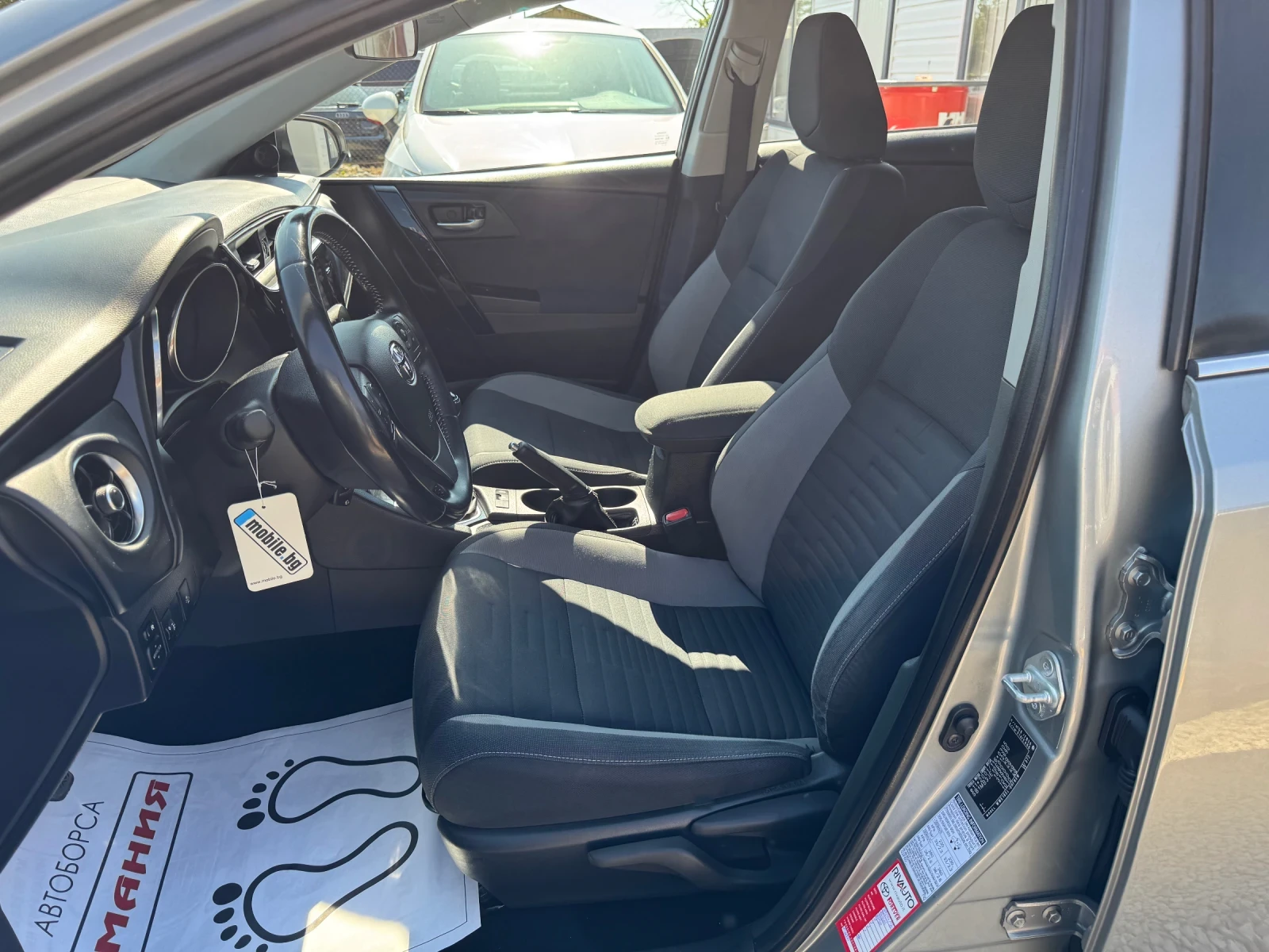 Toyota Auris 1.6 D4D, снимка 13 - Автомобили и джипове - 55640075