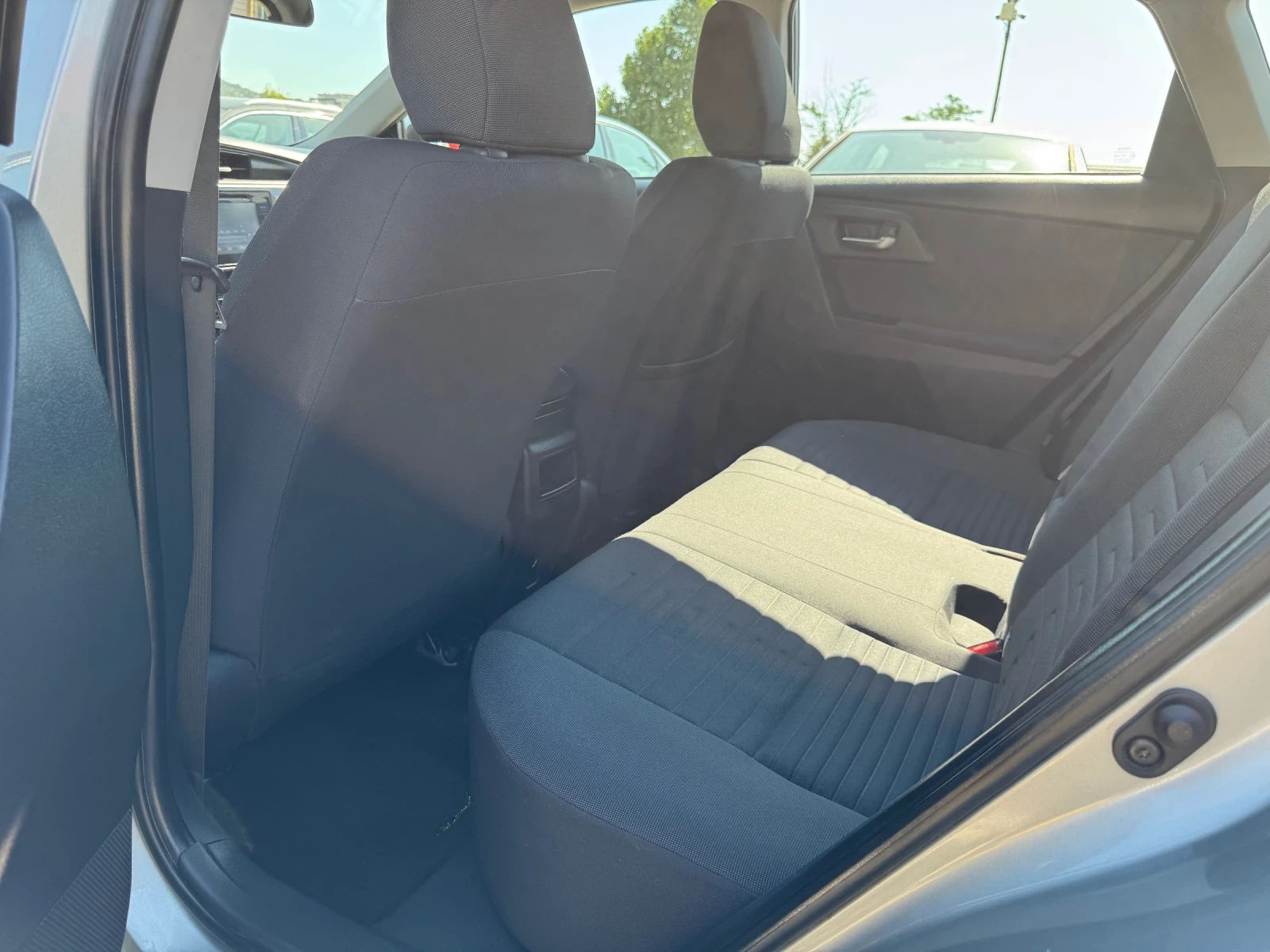 Toyota Auris 1.6 D4D, снимка 14 - Автомобили и джипове - 55640075