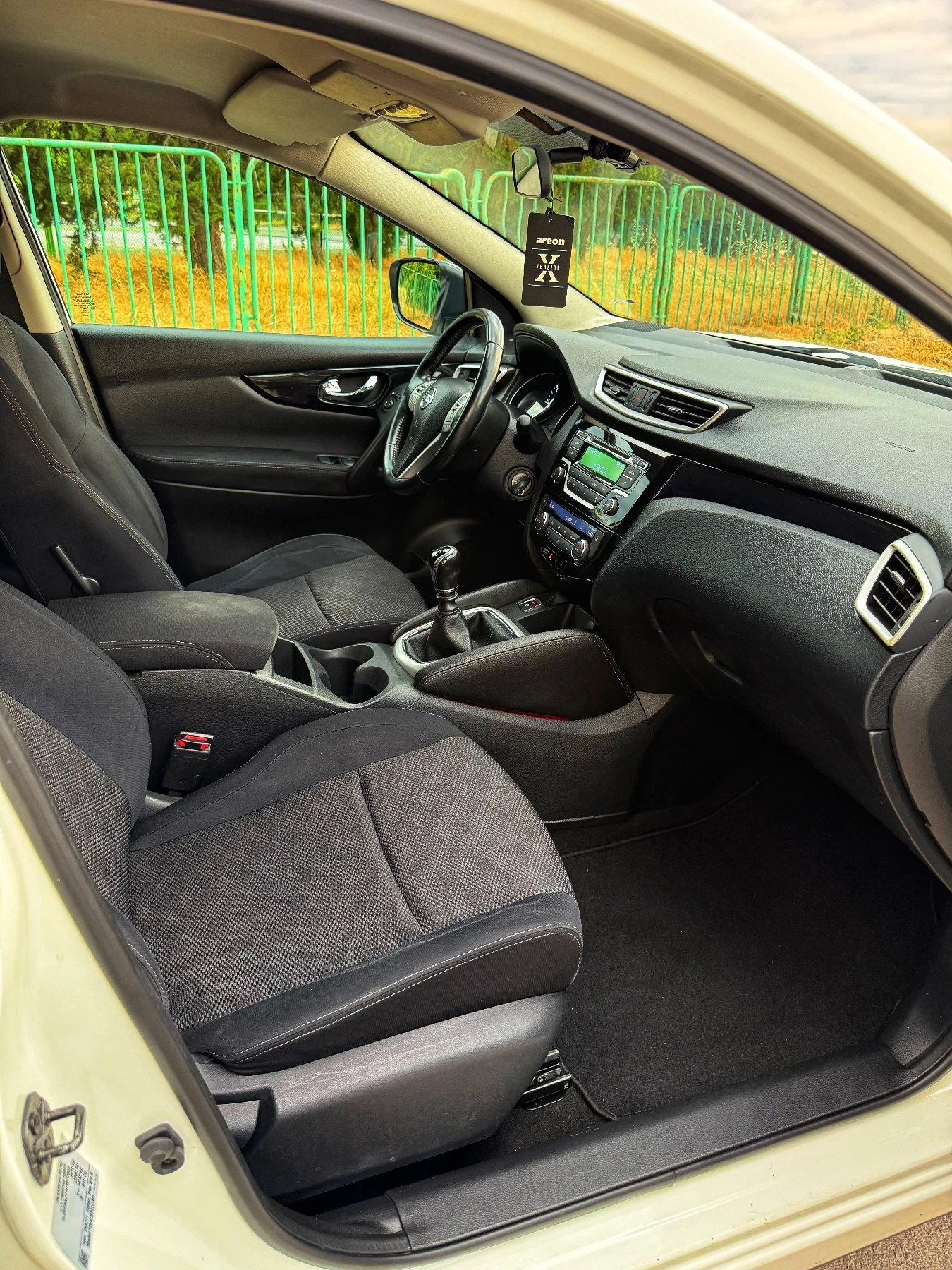 Nissan Qashqai 1.5 dCi * TEKNA* РЕГИСТРИРАНА / ОБСЛУЖЕНА !! - изображение 10