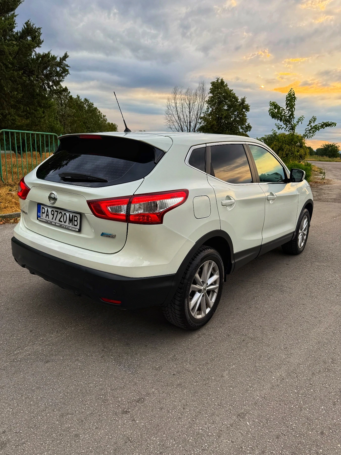Nissan Qashqai 1.5 dCi * TEKNA* РЕГИСТРИРАНА / ОБСЛУЖЕНА !! - изображение 5