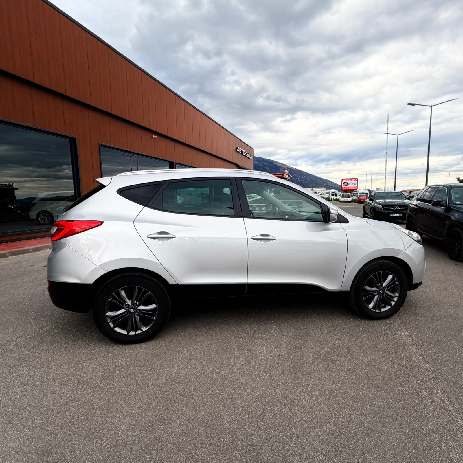 Hyundai IX35 1.6i-135к.с.;Facelift;ПОДГРЕВ;КАМЕРА;ТЕМПОМАТ;НАВИ, снимка 4 - Автомобили и джипове - 56183773