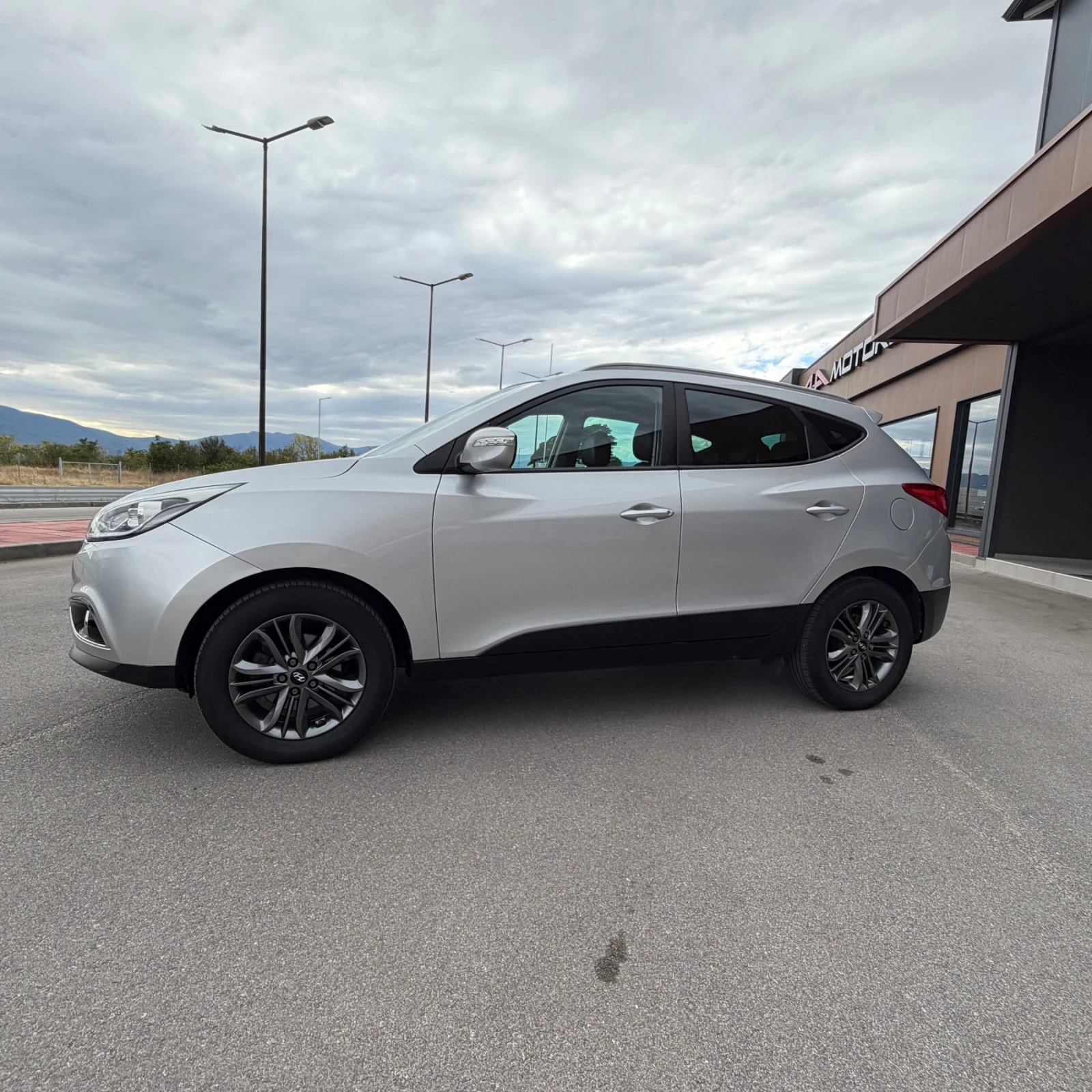 Hyundai IX35 1.6i-135к.с.;Facelift;ПОДГРЕВ;КАМЕРА;ТЕМПОМАТ;НАВИ, снимка 2 - Автомобили и джипове - 56183773