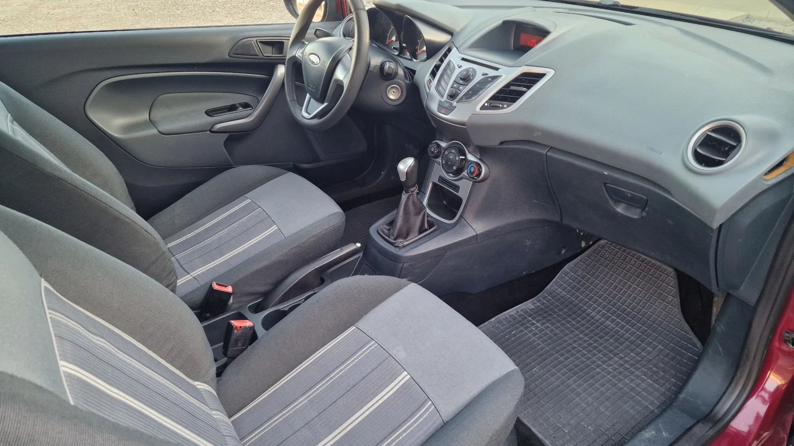 Ford Fiesta 1.25i 60КС КЛИМАТИК - изображение 10