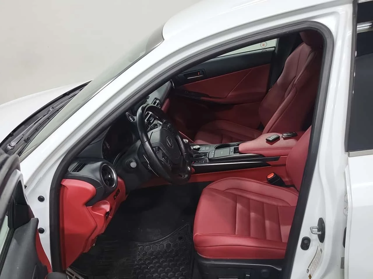 Lexus IS 300 F-Sport * AWD * Червена кожа * CARFAX * , снимка 10 - Автомобили и джипове - 53949853