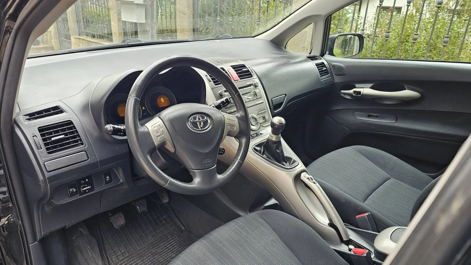 Toyota Auris 1.6, снимка 10 - Автомобили и джипове - 54208717