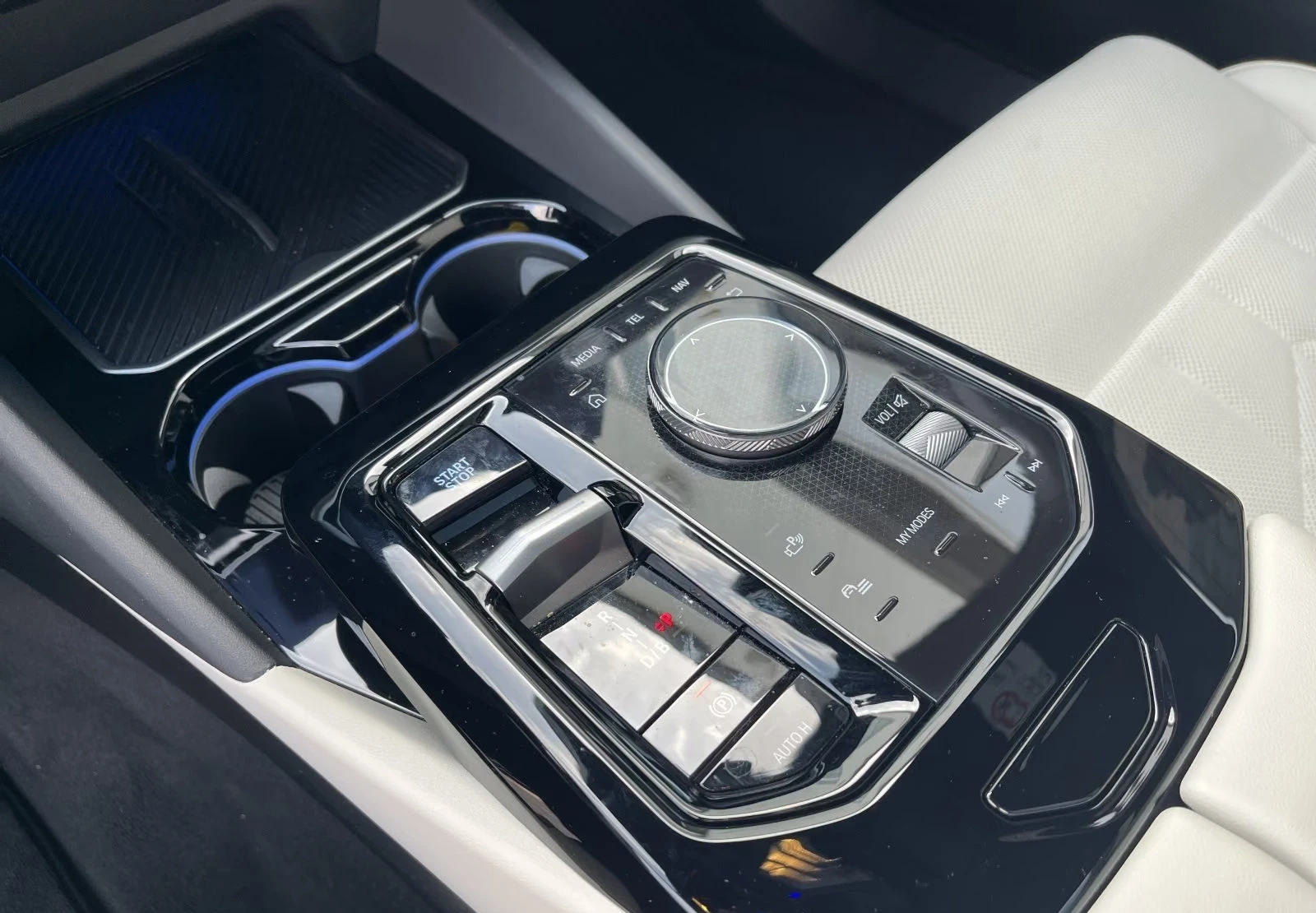 BMW i5 40eDRIVE/340HP/MSPORT/360/B&W/HUD/PANO/ACC/902z, снимка 14 - Автомобили и джипове - 56200425