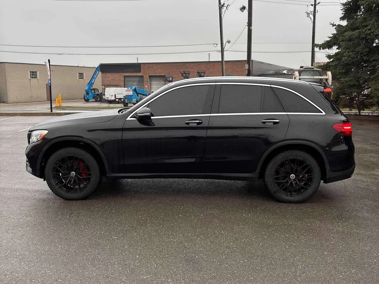 Mercedes-Benz GLC 300 4MATIC * AMG PACK* 360 КАМЕРА* АМБИЕНТНО* ПАНОРАМА, снимка 3 - Автомобили и джипове - 54562117