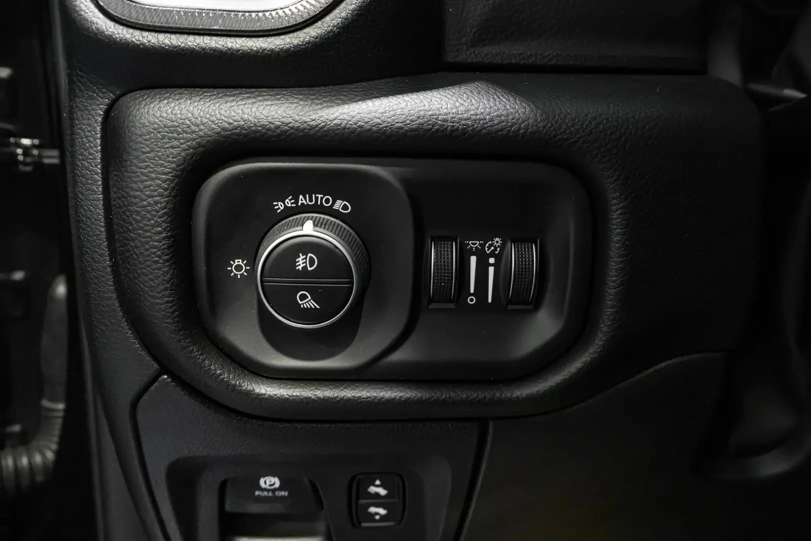 Dodge RAM 1500 ЦЕНА ДО БЪЛГАРИЯ РЕГИСТРАЦИЯ & АВТОКРЕДИТ, снимка 15 - Автомобили и джипове - 55437305