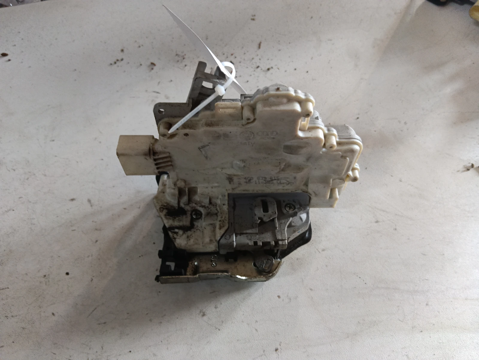 брава (задна лява) 4G0839015 Audi A6