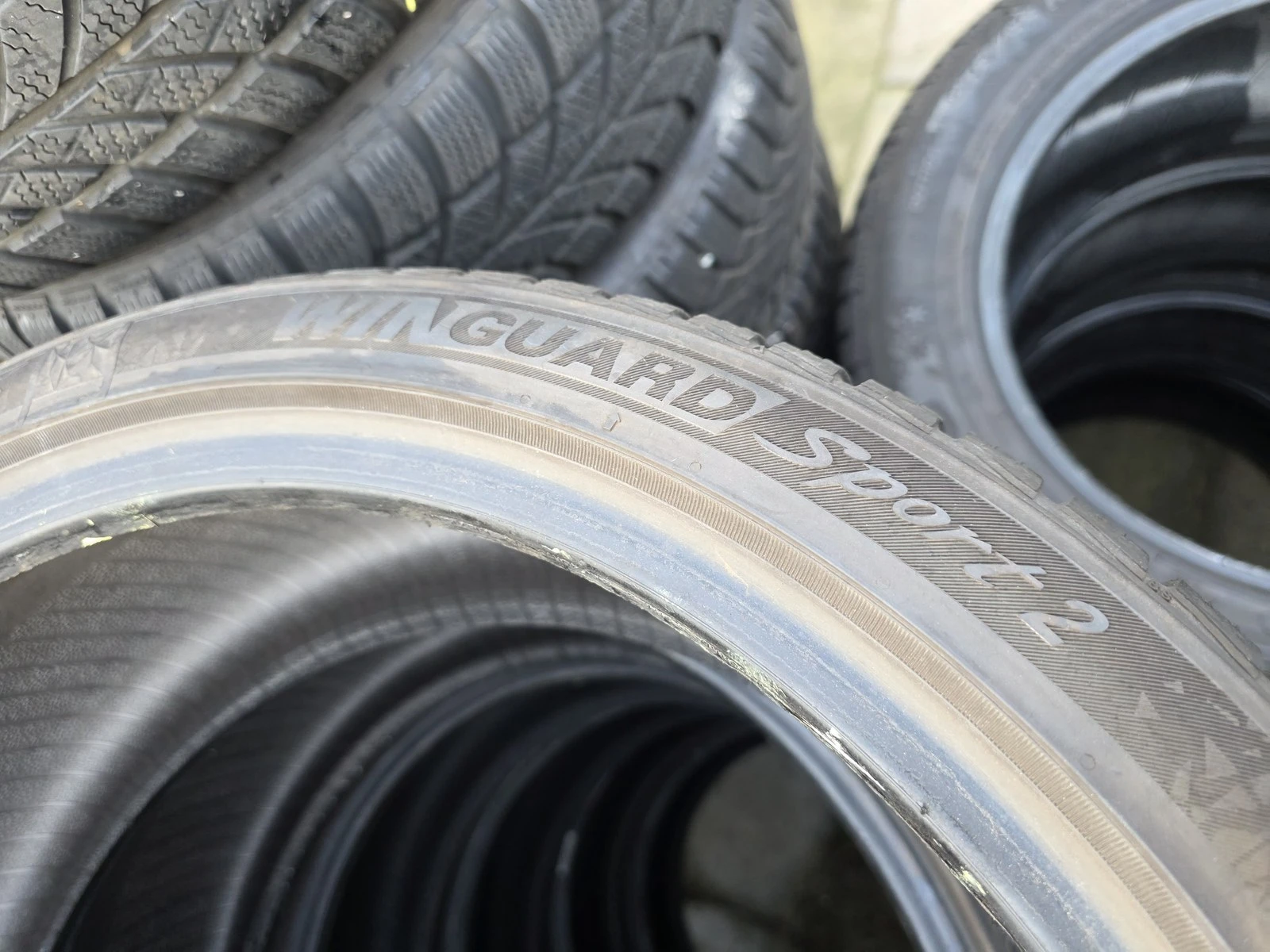 Гуми Зимни 215/40R18, снимка 5 - Гуми и джанти - 56725616