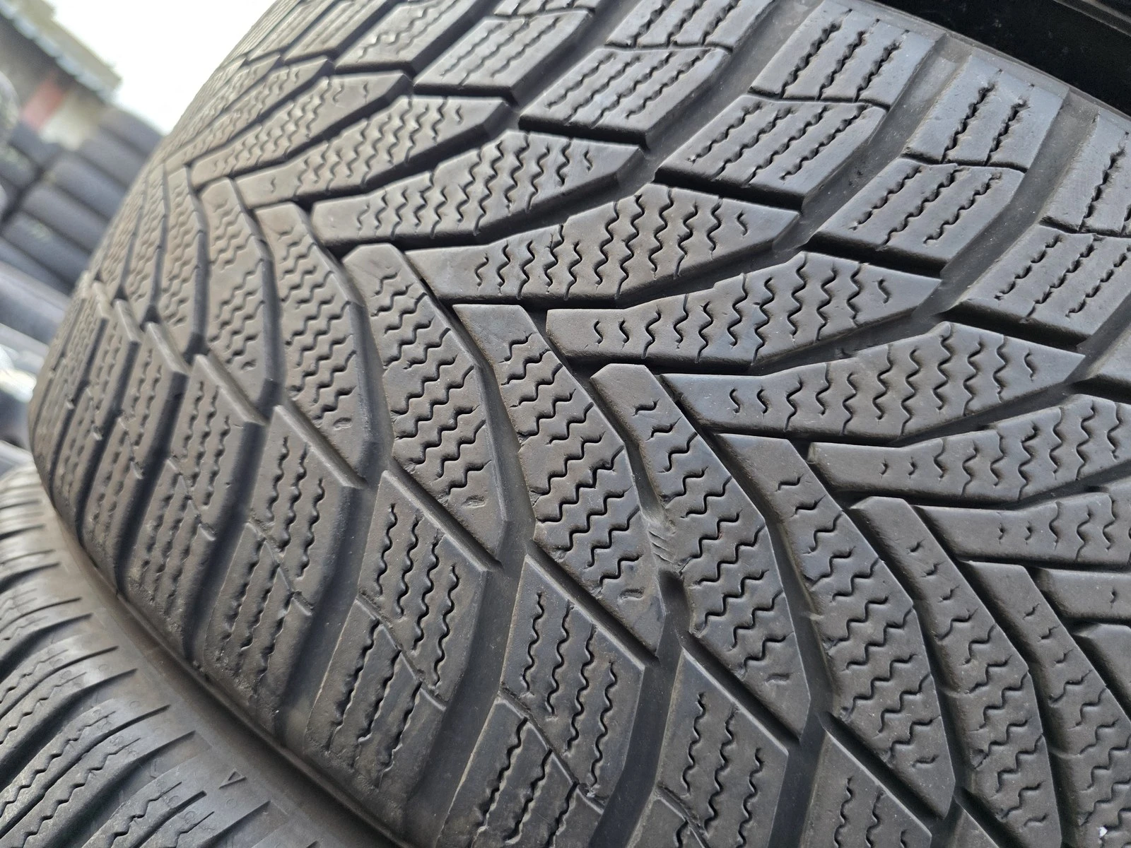 Гуми Зимни 215/40R18, снимка 4 - Гуми и джанти - 56725616