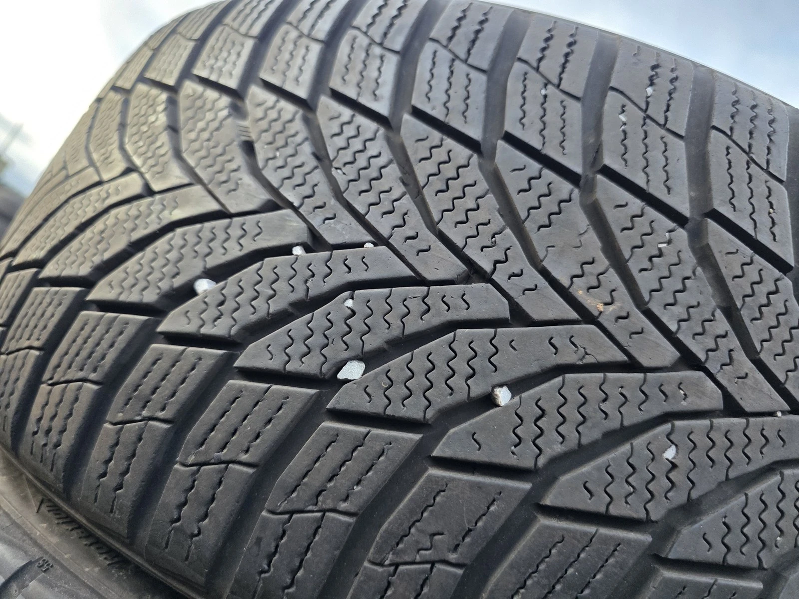 Гуми Зимни 215/40R18, снимка 3 - Гуми и джанти - 56725616
