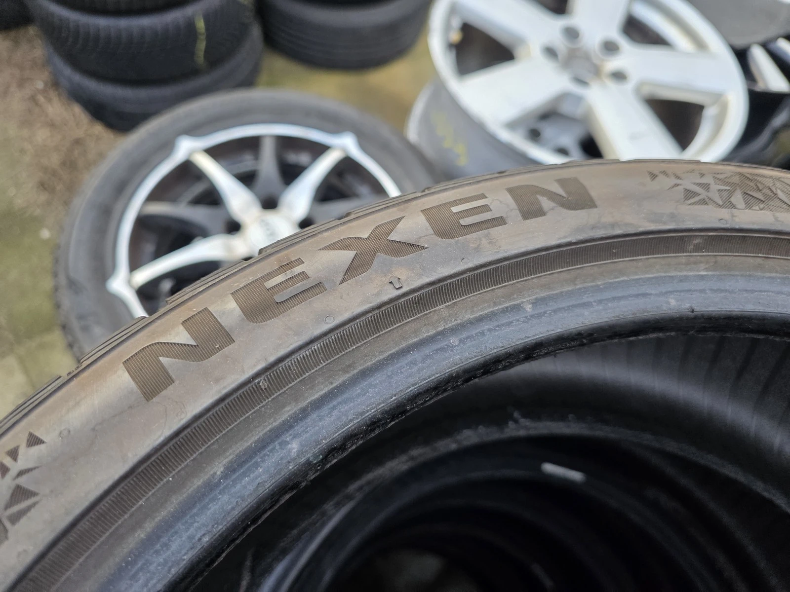 Гуми Зимни 215/40R18, снимка 7 - Гуми и джанти - 56725616