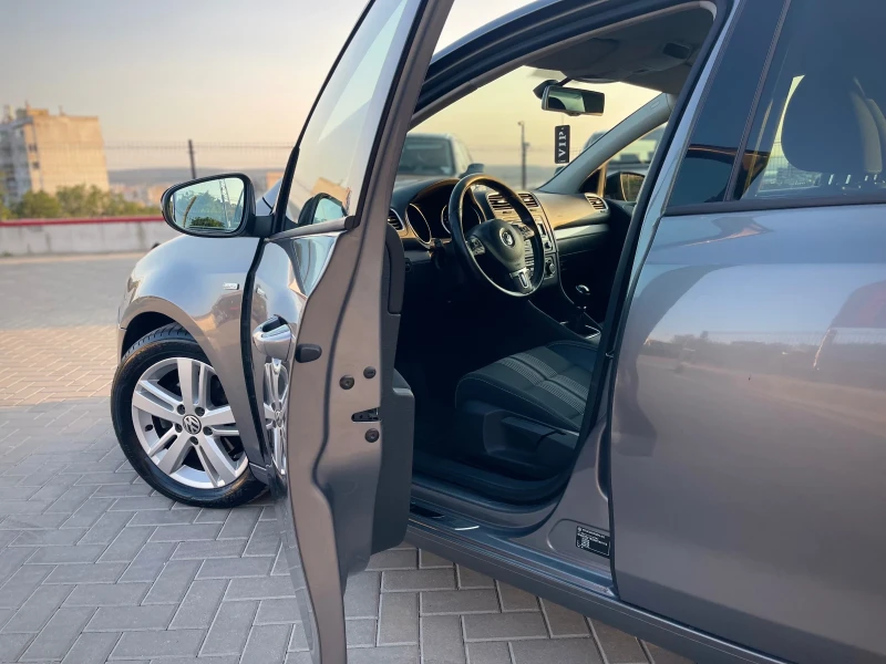 VW Golf 1.6 TDI, снимка 7 - Автомобили и джипове - 51758378