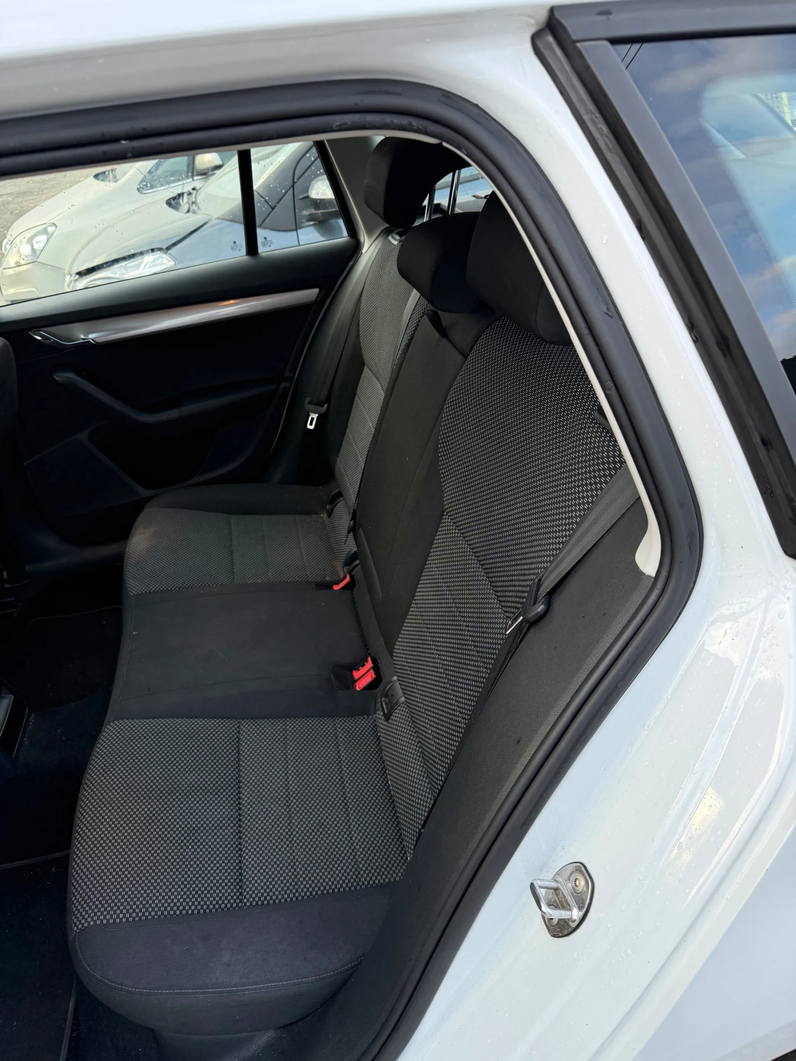 Skoda Octavia 1.6tdi EURO 6B, снимка 8 - Автомобили и джипове - 53952236