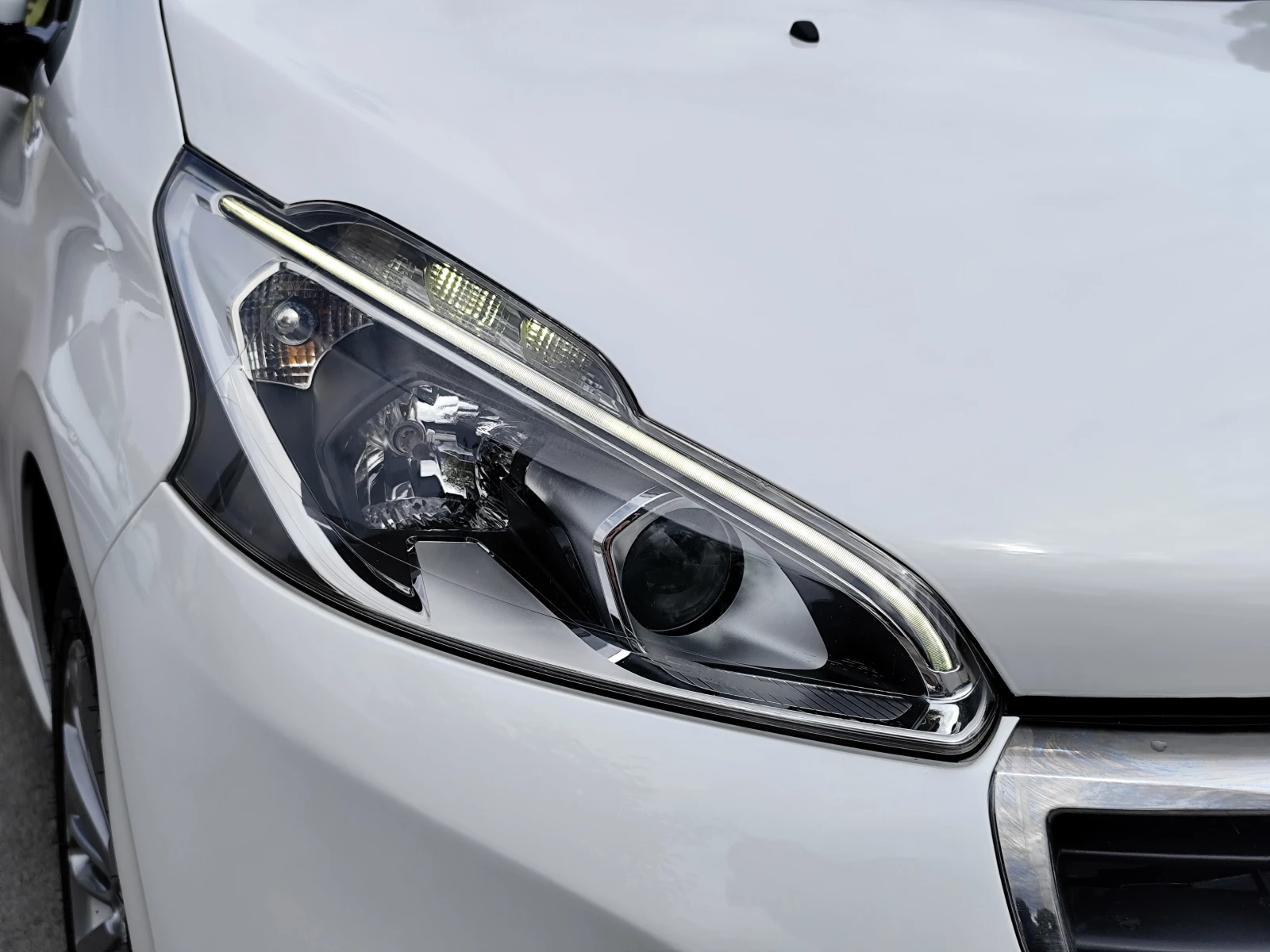 Peugeot 208 1.6HDi* FACE* EURO6B* LED* , снимка 15 - Автомобили и джипове - 56083080