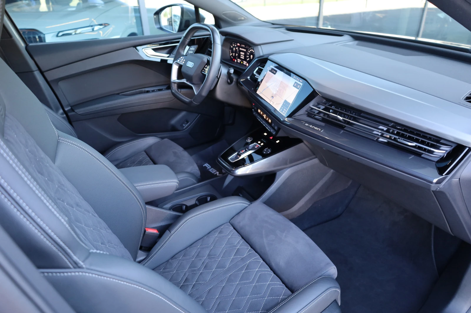 Audi Q4 3XS-LINE* SPORT BACK* SONOS* KEYLESS* HEAD UP* , снимка 16 - Автомобили и джипове - 55959333