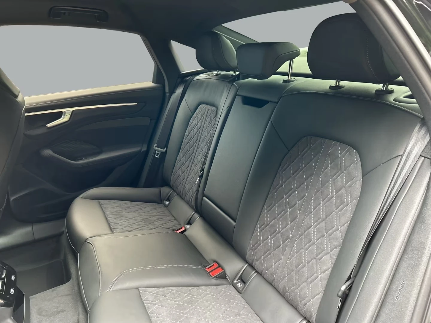 Audi A6 E-HYBRID/ S-LINE/ MMI DISPLAY/ MATRIX/ 360/ TECH +, снимка 17 - Автомобили и джипове - 55275585