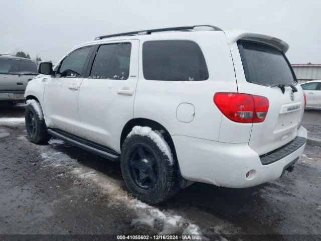 Toyota Sequoia SR5 5.7L V8 - изображение 3