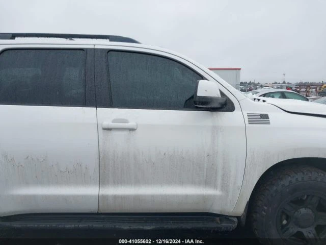 Toyota Sequoia SR5 5.7L V8, снимка 12 - Автомобили и джипове - 48431846