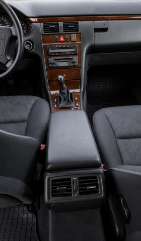 Mercedes-Benz E 200 Е200 УНИКАТ ! ТОП СЪСТОЯНИЕ ОБСЛУЖЕН без забележки, снимка 15