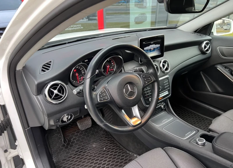 Mercedes-Benz GLA 180 64 000 км Нави Лед, снимка 10 - Автомобили и джипове - 52662982