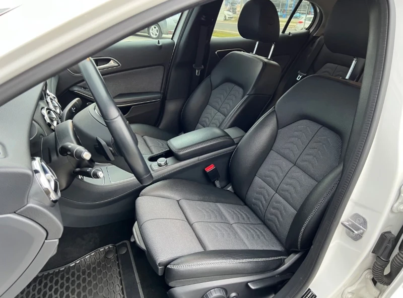 Mercedes-Benz GLA 180 64 000 км Нави Лед, снимка 13 - Автомобили и джипове - 52662982