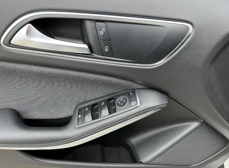 Mercedes-Benz GLA 180 64 000 км Нави Лед, снимка 9 - Автомобили и джипове - 52662982