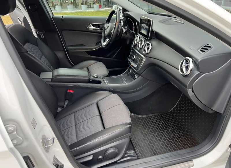 Mercedes-Benz GLA 180 64 000 км Нави Лед, снимка 15 - Автомобили и джипове - 52662982