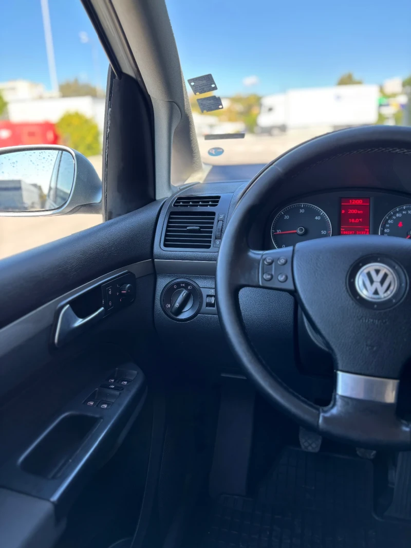 VW Touran 2.0 TDI 140кс , снимка 11 - Автомобили и джипове - 52102968