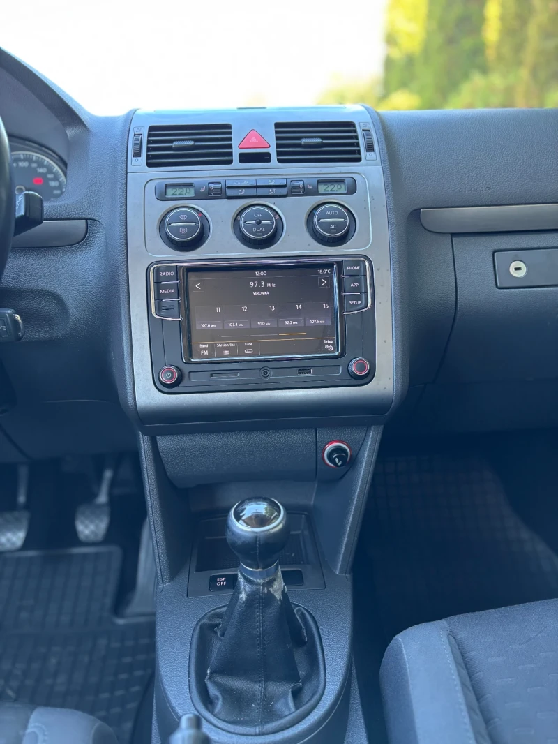 VW Touran 2.0 TDI 140кс , снимка 14 - Автомобили и джипове - 52102968