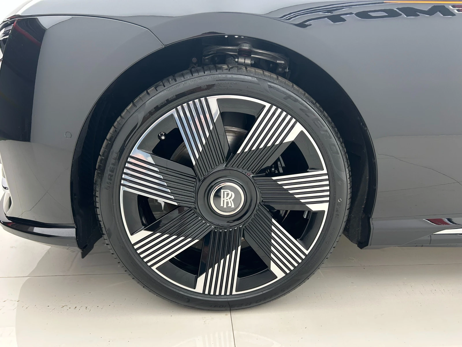 Rolls-Royce Spectre  - изображение 7