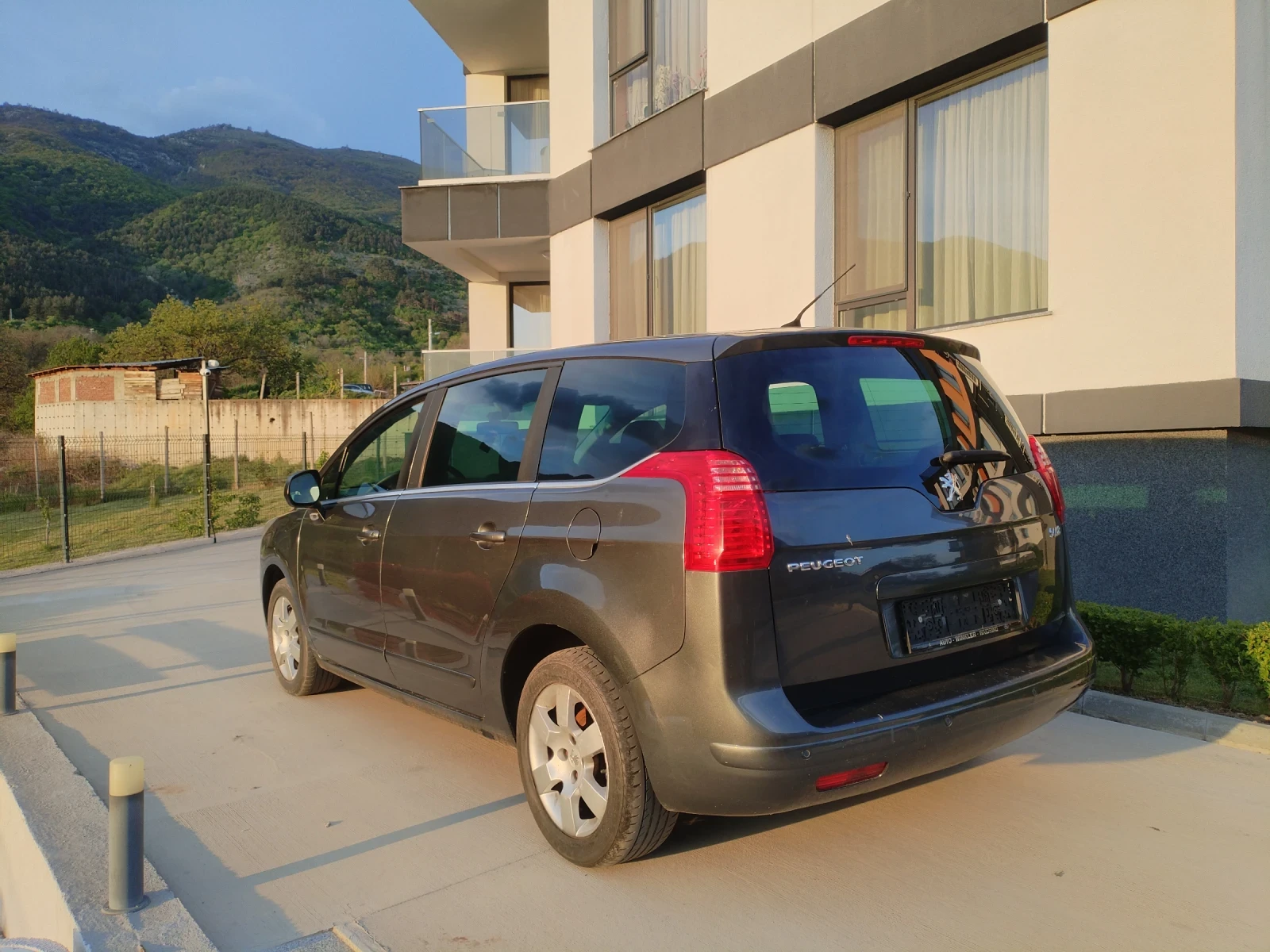 Peugeot 5008 1.6 HDI 112HP КЛИМА 6СК КЛИМA FULL, снимка 9 - Автомобили и джипове - 54413646
