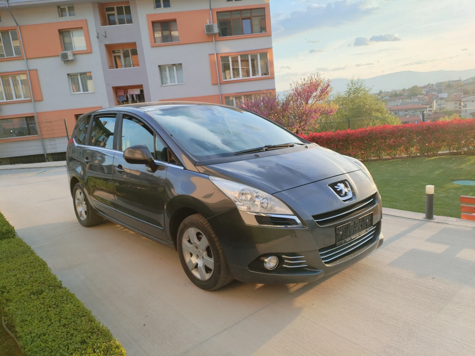 Peugeot 5008 1.6 HDI 112HP КЛИМА 6СК КЛИМA FULL, снимка 4 - Автомобили и джипове - 54413646