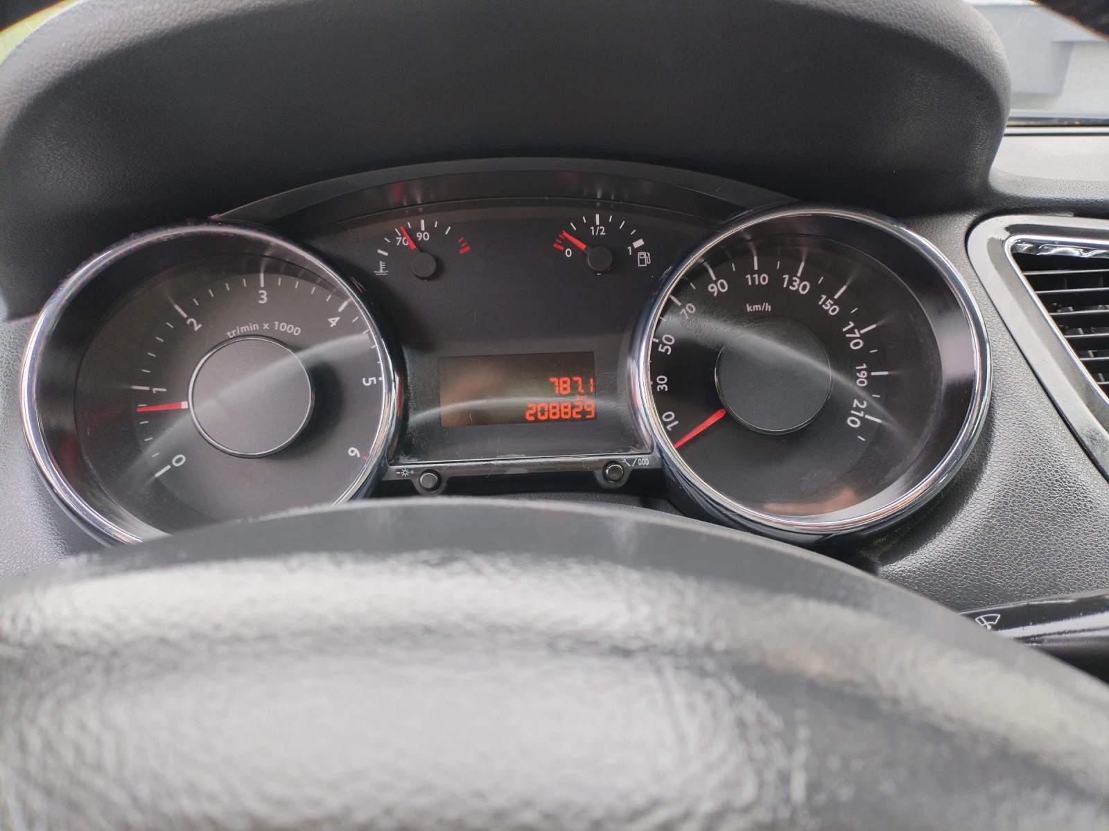 Peugeot 5008 1.6 HDI 112HP КЛИМА 6СК КЛИМA FULL, снимка 15 - Автомобили и джипове - 54413646