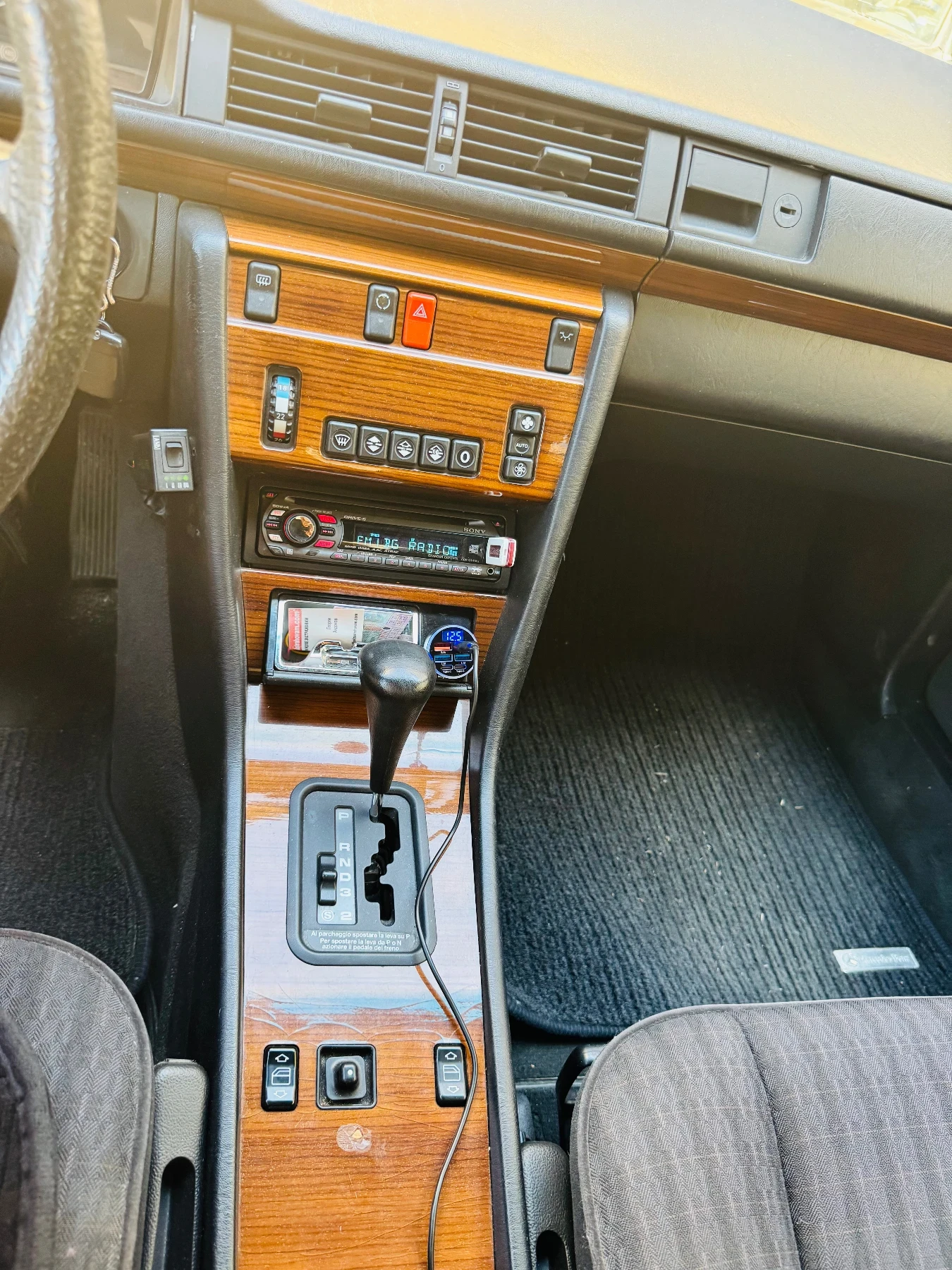 Mercedes-Benz 124 200 , снимка 14 - Автомобили и джипове - 55770534